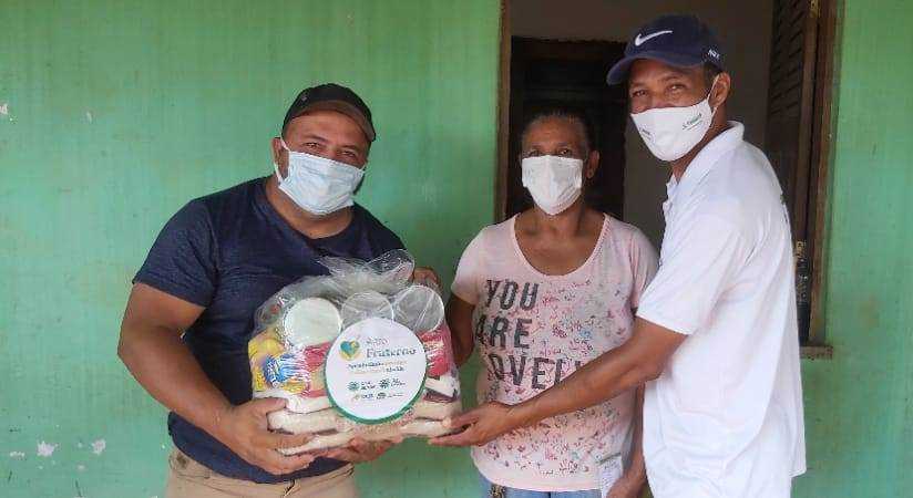 Secretaria de Agricultura, SENAR e Sindicato dos Produtores de Camacã distribuem 100 cestas básicas para agricultores